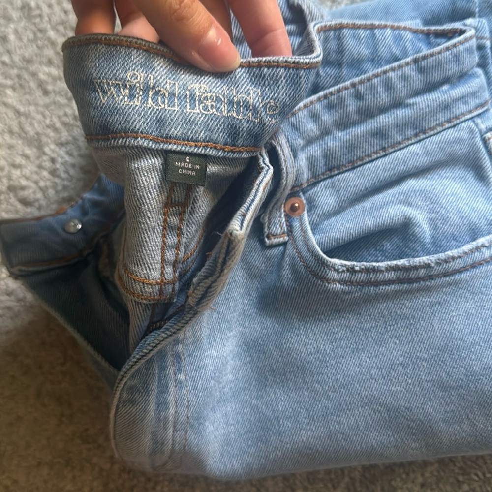 Size 6. Straight leg with slight flare. Short on me and tight.